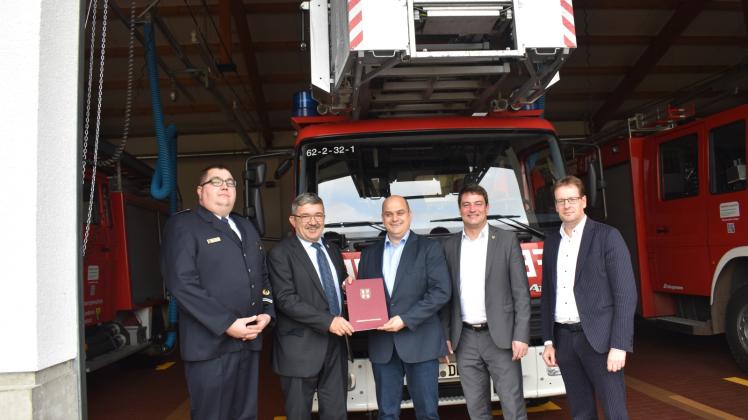 Freude auf alle Seiten: Wehrführer Mirko Nickel, Innenminister Lorenz Caffier, Bürgermeister Holger Anders, Landrat Sebastian Constien und Landtagsabgeordneter Torsten Renz (v.l.).