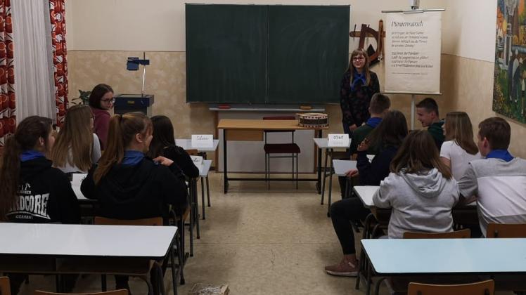 Unterricht, wie er in der DDR gewesen sein soll, erlebten zwölf Schüler der „Rudolf Tarnow“-Schule auf einem Ausflug nach Leipzig. 