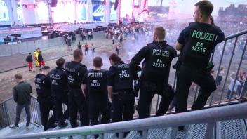 Locker und entspannt verfolgen Einsatzkräfte der Polizei das Geschehen an der Main-Stage auf dem diesjährigen Airbeat-Festival. 