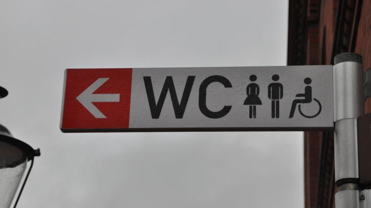 Hinweisschild am Sternberger Markt: Die öffentliche Toilette befindet sich am Parkplatz am Mecklenburgring. 