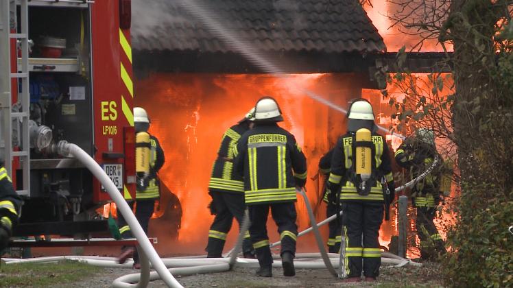 Großbrand in Steinfeld: Auto und Garage auf Privatgrundstück lichterloh in Flammen