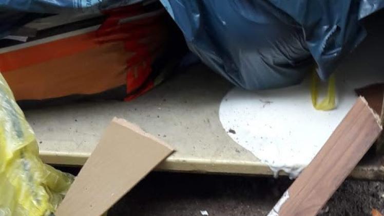 Das ist Sondermüll: Im Kleidercontainer in Vellahn fanden die Mitarbeiter des Arbeitslosenzentrums Hagenow zwischen den Kleiderspenden Farbe und Holz. 