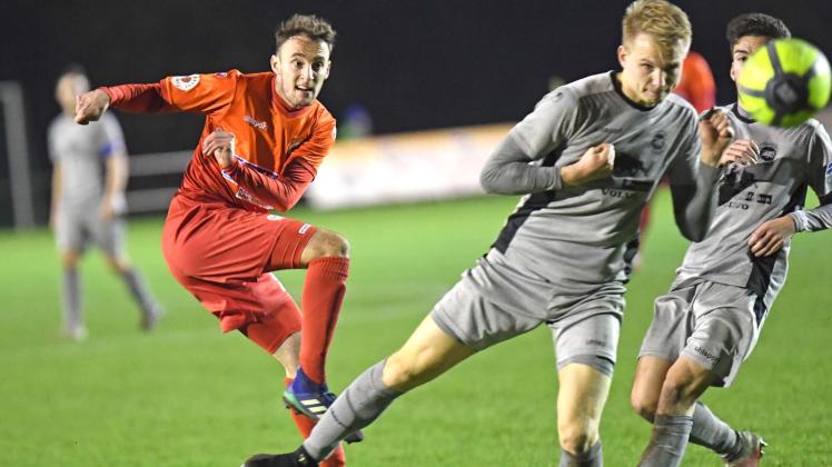 Selten kam der FC Mecklenburg Schwerin, hier Simeon Cunrady (l.), gegen den FC Förderkader zu guten Abschlüssen. Den Sieg heimsten die Schweriner beim 3:1 aber dennoch ein. 