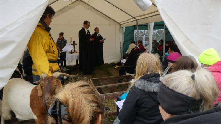 Die Pastoren Christian Schnepf und Andreas Ortlieb während des Tiergottesdienstes in Roggendorf 