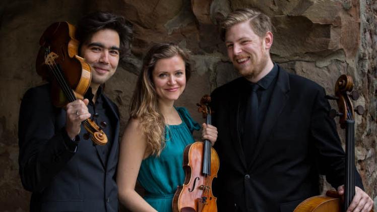 Trio d‘ Iroise: Violine François Lefèvre, (Viola), Sophie Pantzier (Violine) und Caspar Wedell (Violoncello) spielen in Leck. 
