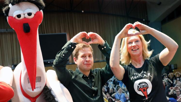 m zweiten Tag des Bundeskongresses der Jusos bilden Kevin Kühnert (SPD), Bundesvorsitzender der Jusos, und Manuela Schwesig (SPD), Ministerpräsidentin von Mecklenburg-Vorpommern, das Symbol "Herz statt Hetze" zur Unterstützung der Proteste gegen ein Treffen des rechten Flügels der AfD in Binz auf Rügen, links Storch Heinar, eine Parodiefigur auf die Neonazi-Modemarke Thor Steinar. 
