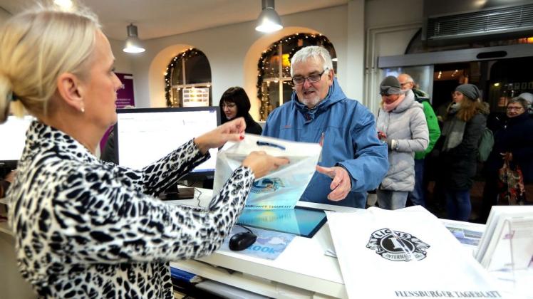 Großer Ansturm auf Lions-Club-Kalender in Flensburg  SHZ