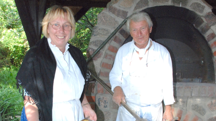 Brot und Kuchen aus dem Steinbackofen: Monika Delzepich vom Mühlenverein und Bäcker Rolf Henninger hoffen, dass weiter gebacken werden kann. 175 000 Euro müssen für das bröckelnde Backhaus investiert werden.