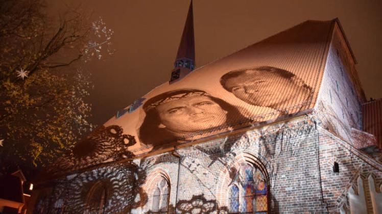 Lichtkünstlerin Katrin Bethge hatte vorab die Köpfe von Winnetou (Pierre Brice) und Old Shatterhand (Lex Barker) auf das Dach der St.-Nicolai-Kirche projiziert.