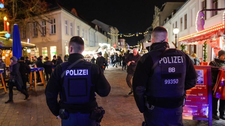 Polizisten sichern auch in diesem Jahr in den größeren Städten Brandenburgs die Weihnachtsmärkte. 