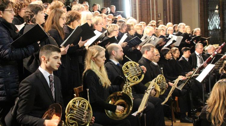 Die Kantorei der Paulskirche mit dem Schweriner Vocalensemble auf der Empore mit dem Orchester