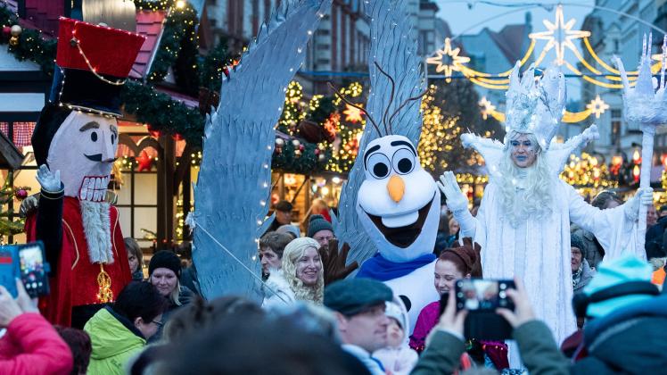 Sind nicht nur im Kino gerade wieder sehr begehrt: Die Eiskönigin und Olaf gehörten auch bei der Eröffnung des Schweriner Weihnachtsmarktes zu den Stars.
