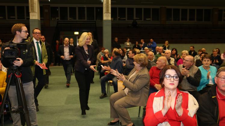 Freundliche Begrüßung für die Ministerpräsidentin am Abend zu Beginn ihres Bürgerforums in Hagenow.