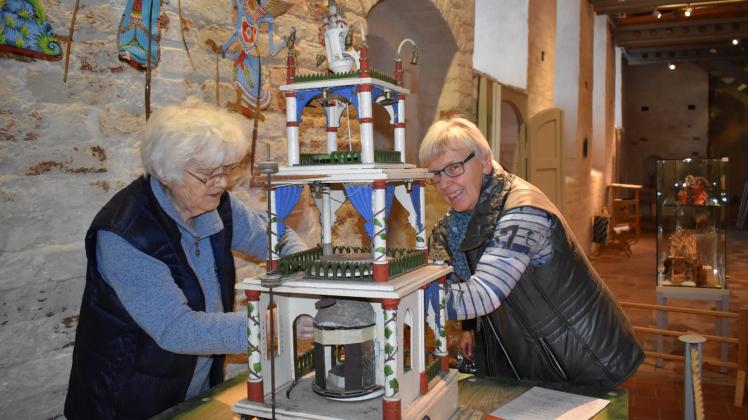 Mit Schnur und Klebeband werden kritische Stellen der Krippe in Form einer Pyramide gesichert. Heidemarie Wellmann und Eva Steinkraus (v.l.) erweisen sich dabei als geschicktes Team. 