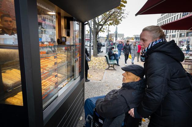 Kleine Pause Unter den Linden: Klaus Hahn und seine Tochter Madleen Kleine Pause Unter den Linden: Klaus Hahn und seine Tochter Madleen