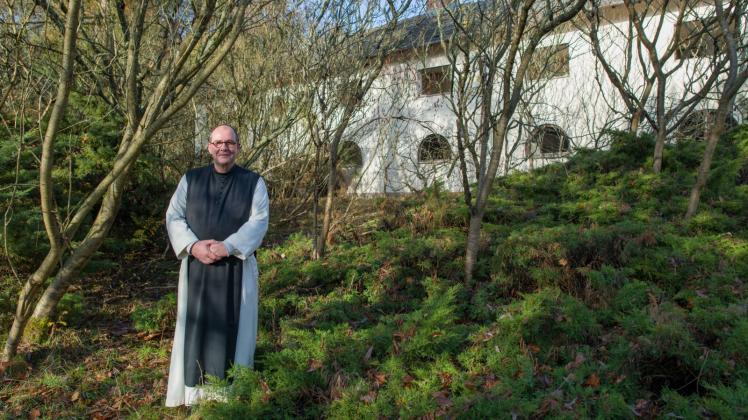 Zisterziensermönch Pater Simeon Wester steht vor dem verlassenen Forsthaus Treppeln, einem Ort der Ruhe. 