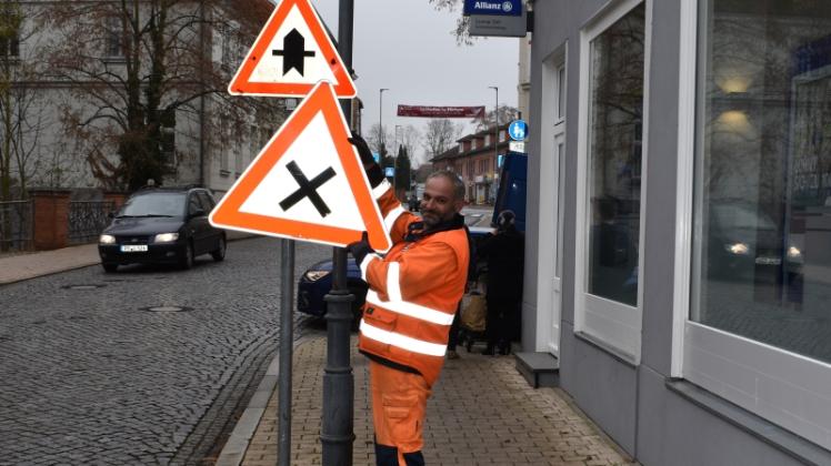Andreas Wille vom Stadtbetriebshof bringt die neue Beschilderung an. Oben die alte Verkehrsregelung. Jetzt gilt auch hier: rechts vor links. 