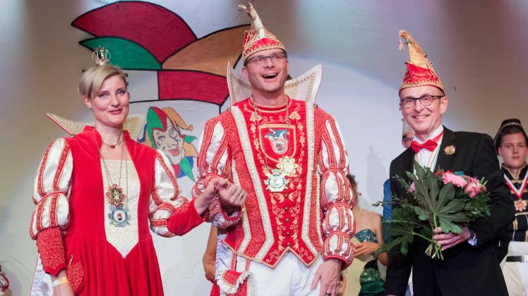 Gewinner von 2019: Yvonne II. und Michael I. vom Anklamer Carnevals Club übergeben mit Lutz Scherling vom Landesverband den Orden an das neue Paar. 
