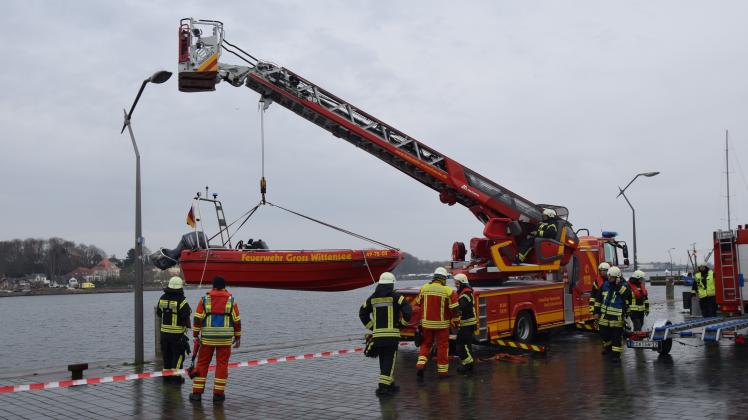 Die Helfer aus Eckernförde und Groß Wittensee ließen am Hafen das Boot der Freiwilligen Feuerwehr Groß Wittensee ins Wasser.