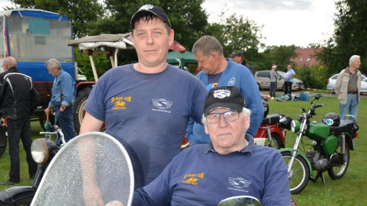 Als Club-Chef vom SR-Oldie Club hat Hans-Joachim Roddeck (sitzend) 20 Oldtimer-Treffen organisiert. Hier mit seinem Sohn Uwe bei einem Oldtimer-Treffen in Groß Laasch. 