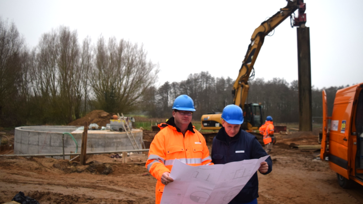 In ihren Händen liegt der Bau der Borkower Klärwerks: Torsten Nöske (l.) und Christian Belosa von Eurawasser Nord. 