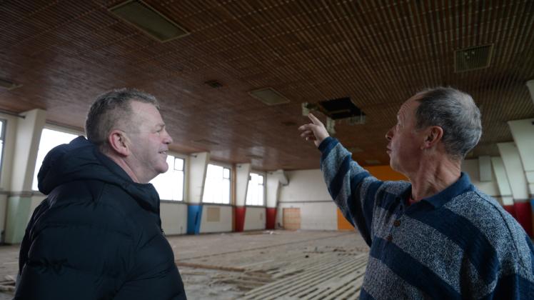 Die in den 1970er-Jahren gebaute Sporthalle wird abgerissen. Hausmeister und Hallenwart Udo Wolski (r.) zeigt Ingo Melchin den aktuellen Stand der Entkernungsarbeiten. 