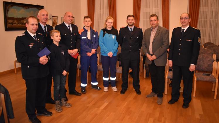 Ihre tollen Leistungen beim Landesausscheid der Jugendfeuerwehren in Ludwigslust wurden auch vom Amtsausschuss belohnt: Für Sieger Hohen Pritz und den Drittplatzierten Dabel gab es Gutscheine und Glückwünsche von Matthias Ohms und Olaf Schröder (v.r.). 