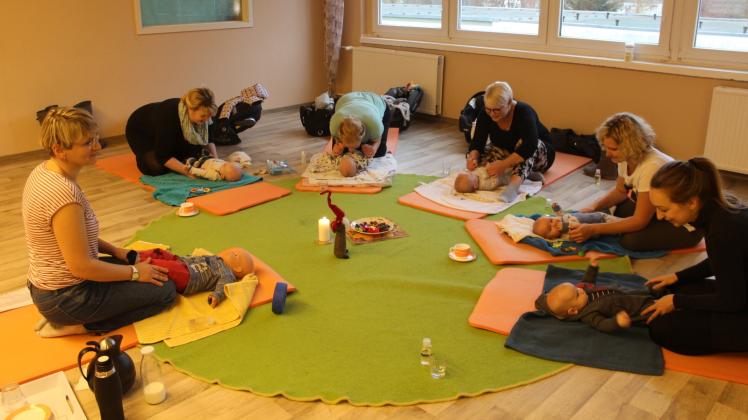 Rücken, Beine, Arme, Füße, Gesicht: Bei der Massage können die Mütter ganz genau erleben, wie ihre Babys auf sie reagieren.