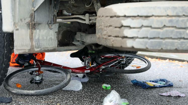LKW erfasst Radfahrerin beim Abbiegen