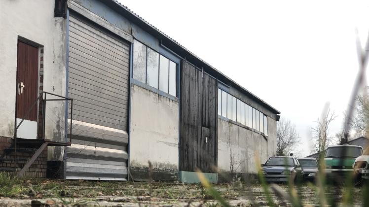 Grausige Nachbarschaft: In der ehemaligen Kfz-Werkstatt  in Biegen wurden Ende September acht Leichen zwischengelagert. Obwohl die Werkstatt geräumt wurde, berichten Anwohner, dass sie nachts immer noch Licht brennen sehen.