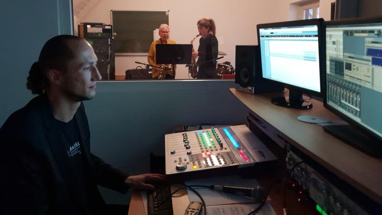 Im hauseigenen Tonstudio der Musikschule ist professionelle Studioarbeit möglich, vorn Jonas Liedtke, im Aufnahmeraum Doris Bachmann und Claudia Meure. 