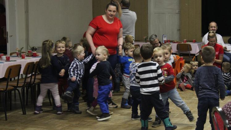 Die Siggelkower Moosterzwerge tanzen und singen für ihre  Großeltern.