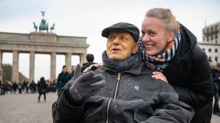 Mit dem Wünschewagen nach Berlin: Klaus Hahn und seine Tochter Madleen genießen den Ausflug.