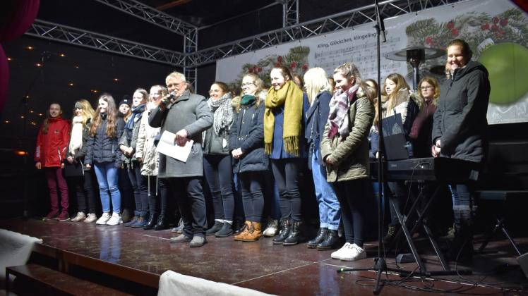 Bürgermeister Reinhard Mach bei der Eröffnung des Adventsmarktes