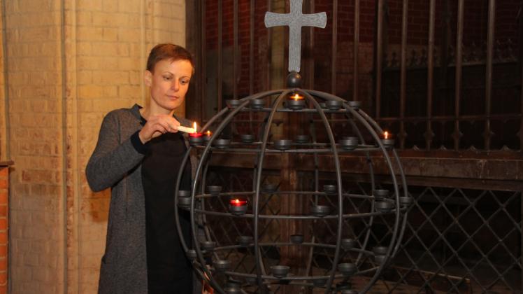 Symbolträchtig: Mit dem Entzünden von Kerzen gedenkt Pastorin Johanna Levetzow Verstorbenen. 