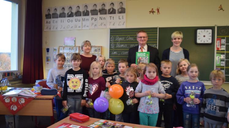 Die Klasse 1a der Grundschule Sternberg gewinnt den Hauptpreis beim Schulweg-Gewinnspiel.