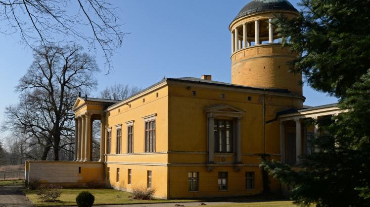 Das ehemalige Hohenzollern-Schloss Lindstedt in Potsdam in der Nähe des Paks Sanssouci 
