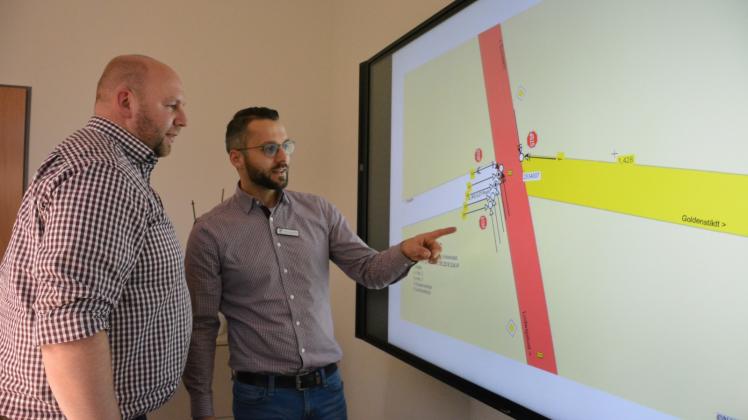 Unfalldiagramm für die Kreuzung bei Goldenstädt: Andreas Scharfschwerdt (r.) und Andreas Steuck erklären, was die Linien, Pfeile und Punkte bedeuten.