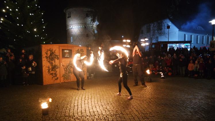 Mit einer spektakulären Feuershow unterhielten die drei Mitglieder von „Drachenfeuer“ die Besucher des Lübzer Weihnachtsmarktes.