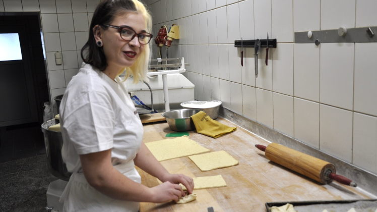 Kathrin Sobol bereitet sich in der Backstube der Bäckerei Eichler auf ihre heute beginnende praktische Meisterprüfung vor.