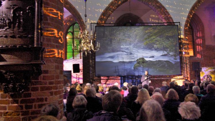Die Nicolai-Kirche zeigt sich offen und kreativ als Veranstaltungsort. Green-Screen-Leiter Dirk Steffens begrüßte Hunderte Besucher zur ersten Zusammenarbeit zwischen Kirche und Naturfilmfestival.