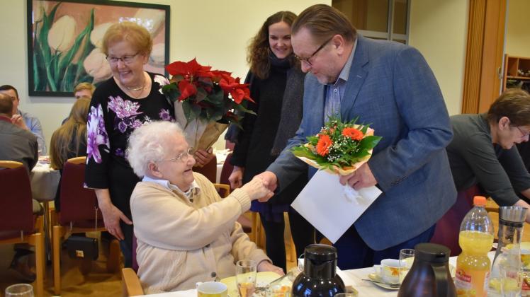 Zum 100. Geburtstag gab es für Elfriede Pläge herzliche Glückwünsche und Blumen von Reinhold Suhrau, Bürgermeister von Dömitz, und Pastorin Inga Millon. 