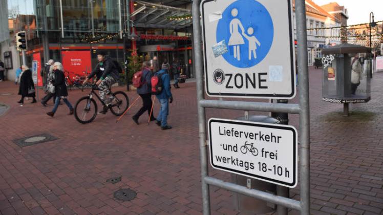 Schildbürgerstreich? Sonntags dürfen Radfahrer nicht in die Ladenstraße fahren.