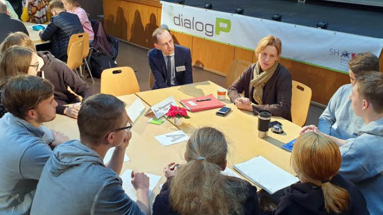 Bildungsministerin Karin Prien und Schulleiter Jörg Jesper diskutieren mit den Schülern über politische Beteiligungsmöglichkeiten.