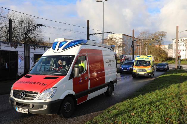 Schwerer Unfall in Rostocker Südstadt: Fußgänger von Auto erfasst und schwer verletzt
