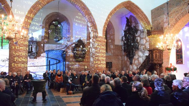 Die Blicke der rund 200 Gäste des Jahresempfangs des Kirchenkreises Rendsburg-Eckernförde am gestrigen Abend in der St. Nicolai-Kirche wanderten immer wieder staunend zur Seite und nach oben. 