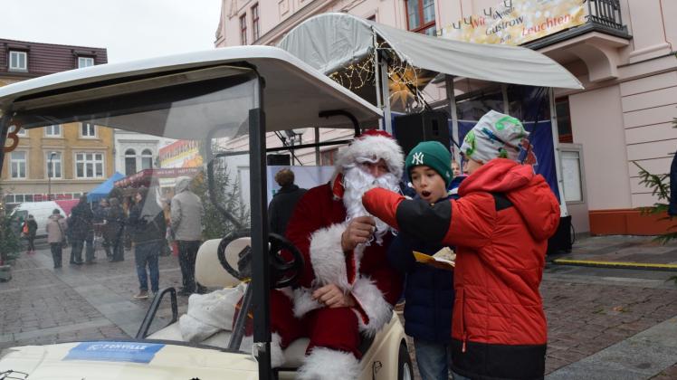 Neben den Hilfsaktionen wird auch der Weihnachtsmann wieder täglich zu seiner Sprechstunde auf dem Güstrower Weihnachtsmarkt sein. 