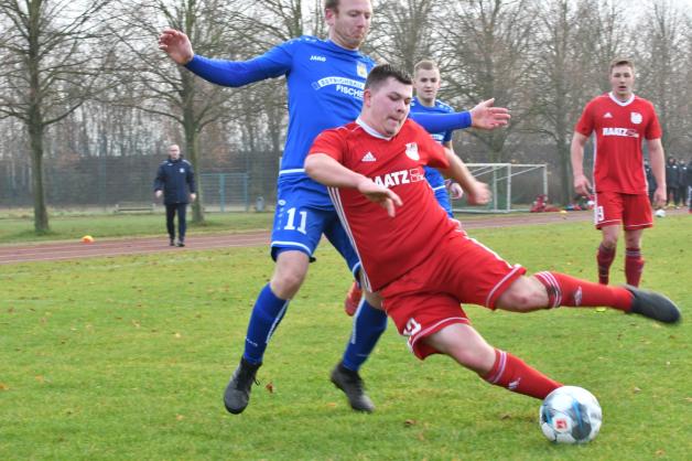 Der Brüsewitzer SV, hier Lucas Suhr (r.) behielt gegen die TSG Gadebusch (hier, Toni Rahn) die Oberhand. Der Brüsewitzer SV, hier Lucas Suhr (r.) behielt gegen die TSG Gadebusch (hier, Toni Rahn) die Oberhand.