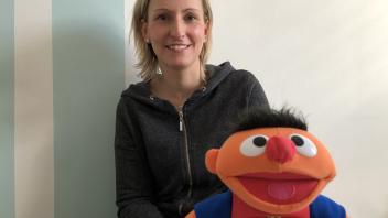 Gemeinsam mit Ernie kümmert Franziska Schlack sich um kranke Kinder. 