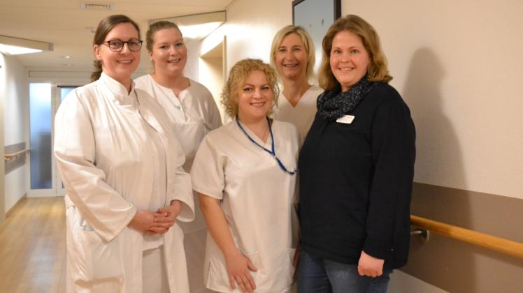 Das Team der Palliativstation des KMG-Klinikums Güstrow hat ein Herz für seine Patienten und macht regelmäßig kleine und große Wünsche möglich. Zu ihnen gehören unter anderem Oberärztin Dr. Anja Kurstedt, die Schwestern Franziska Vahst und Uliana Lylyk, Pysiotherapeutin Ellen Brumberg und Verena Pommerencke vom Sozialdienst (v.l.). Das Team der Palliativstation des KMG-Klinikums Güstrow hat ein Herz für seine Patienten und macht regelmäßig kleine und große Wünsche möglich. Zu ihnen gehören unter anderem Oberärztin Dr. Anja Kurstedt, die Schwestern Franziska Vahst und Uliana Lylyk, Pysiotherapeutin Ellen Brumberg und Verena Pommerencke vom Sozialdienst (v.l.).